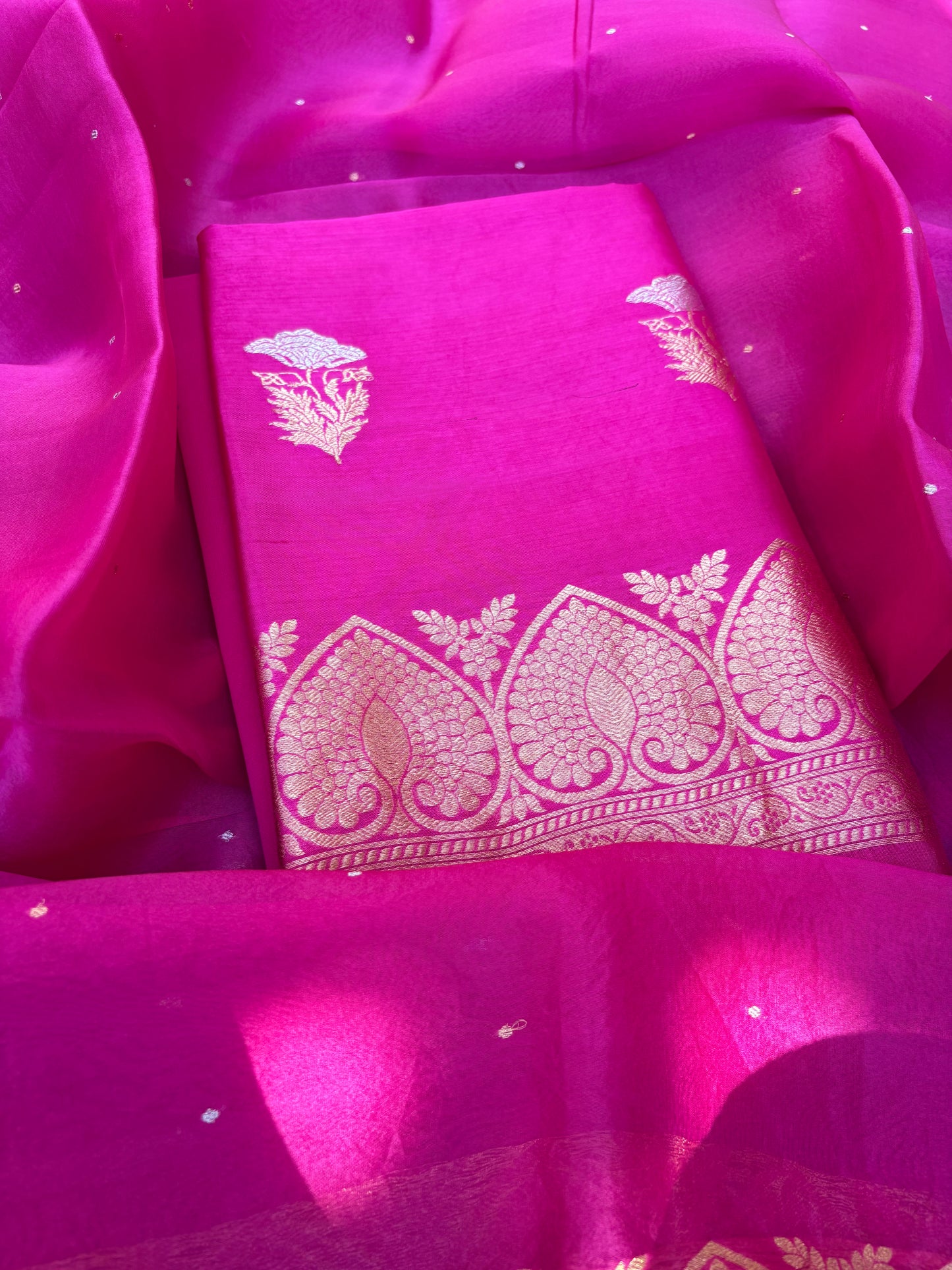 Pink Sona Roopa kurta, kora kadhwa dupatta, plain bottom