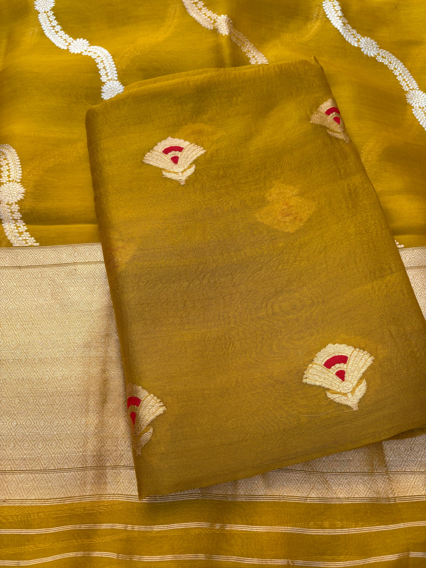Green meendar kurta, kora kadhwa dupatta, plain silk bottom