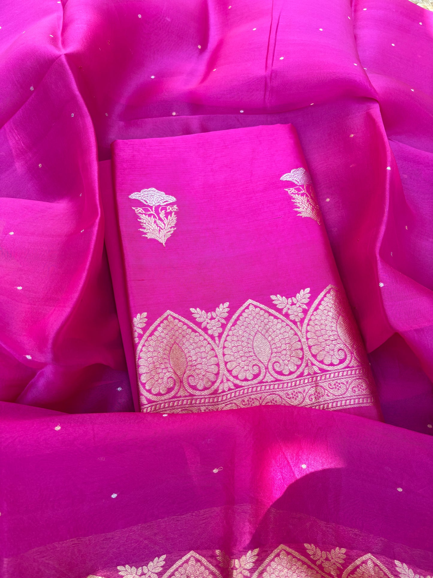 Pink Sona Roopa kurta, kora kadhwa dupatta, plain bottom