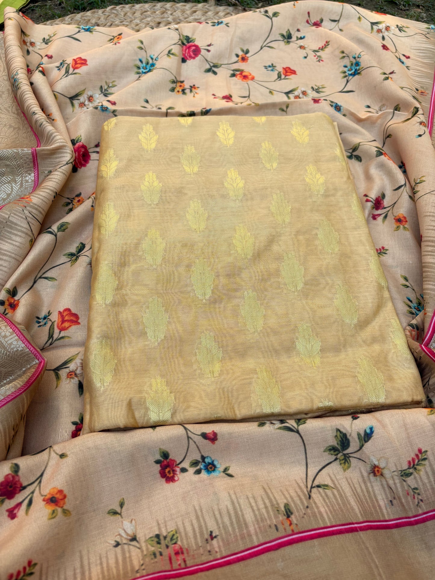 Beige kurta, digital print dupatta, plain bottom