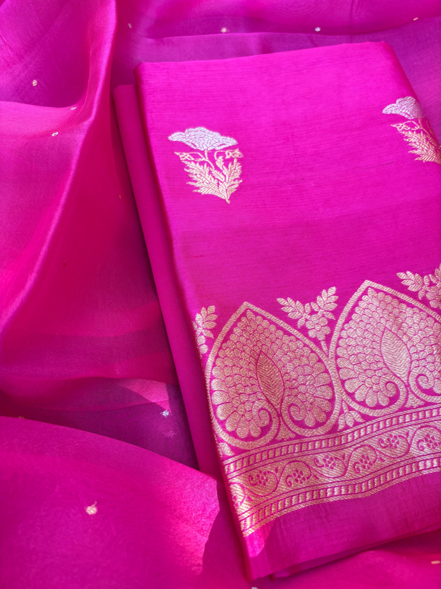Pink Sona Roopa kurta, kora kadhwa dupatta, plain bottom