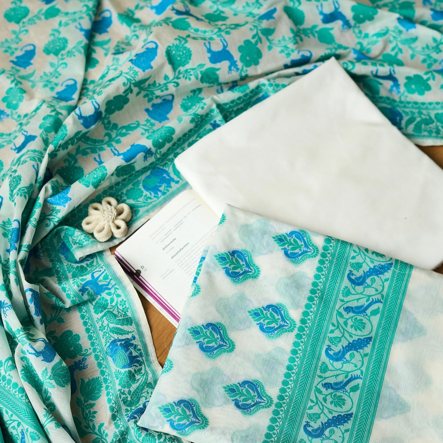 White base full jaal weavong 3 piece suit set