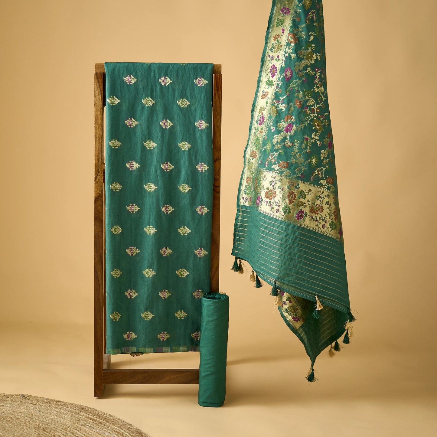 Green Meenadar kurta, meenadar jaal dupatta, plain bottom