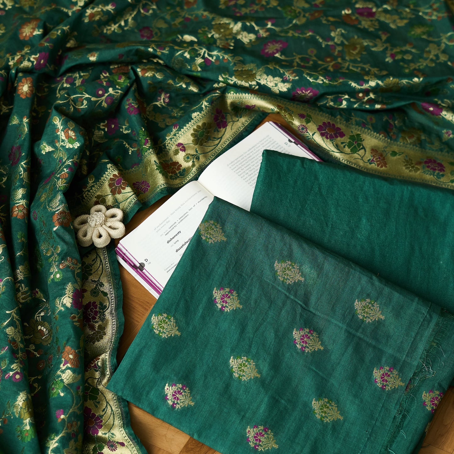 Green Meenadar kurta, meenadar jaal dupatta, plain bottom