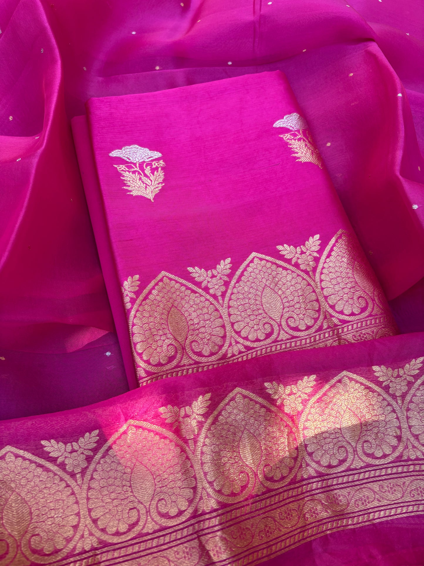 Pink Sona Roopa kurta, kora kadhwa dupatta, plain bottom