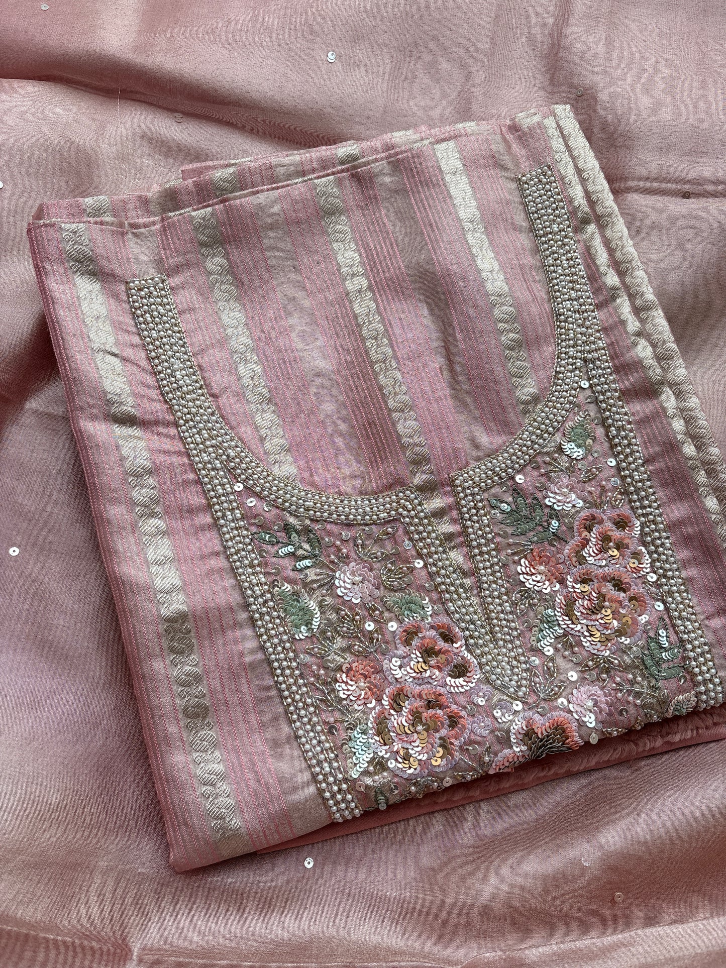 Pink pure tissue suit with embroidered suit set