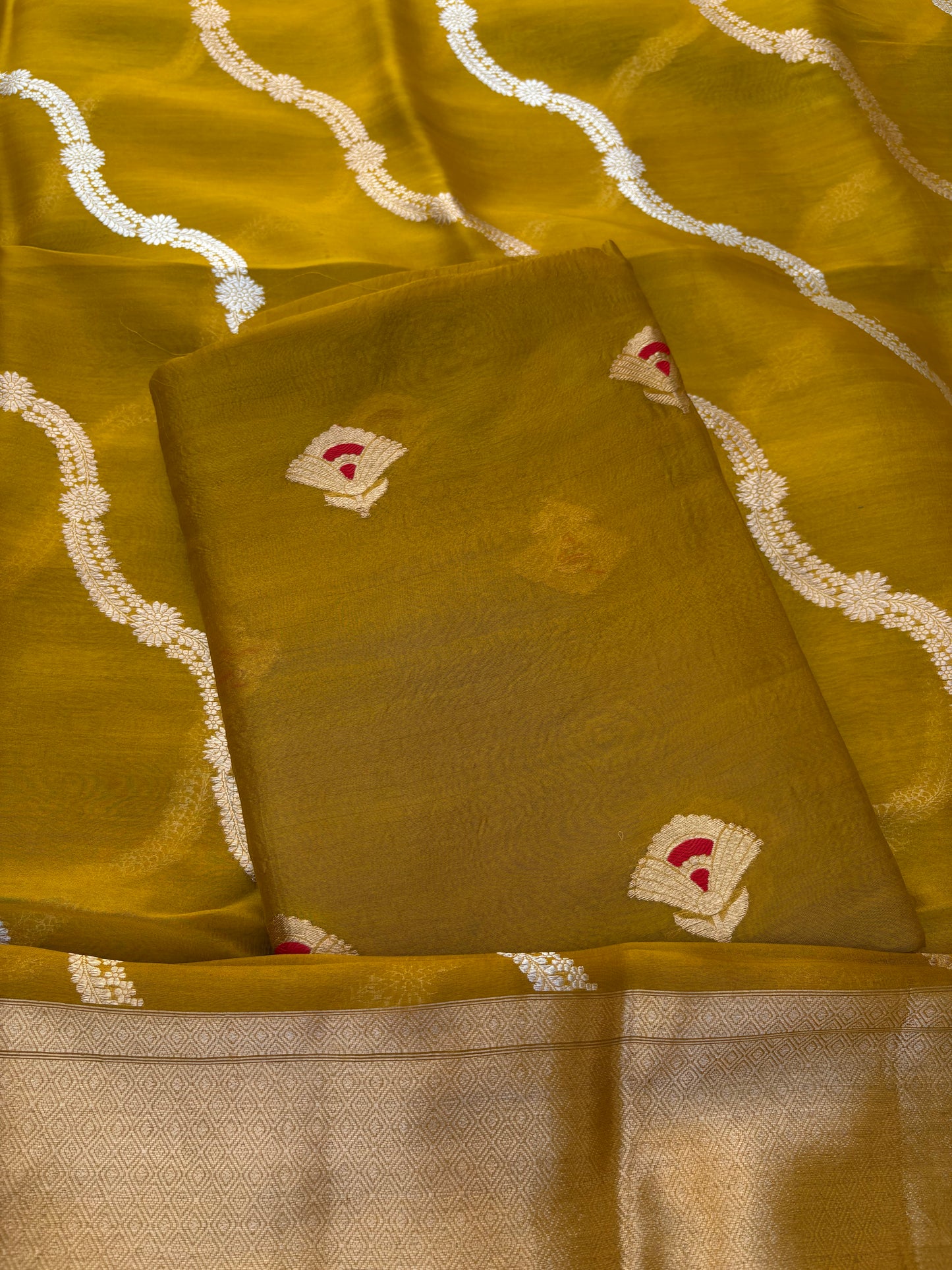 Green meendar kurta, kora kadhwa dupatta, plain silk bottom