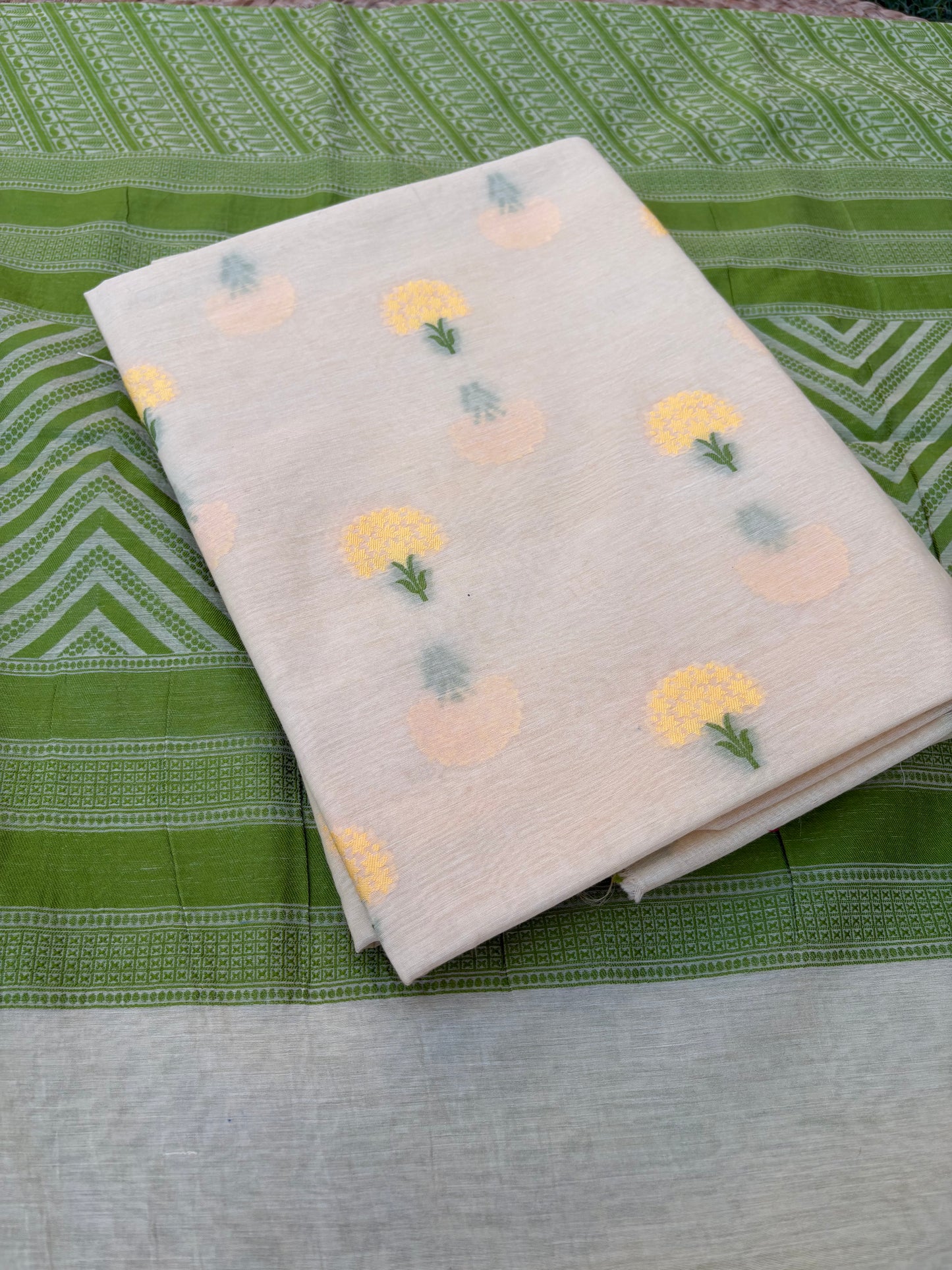Flower weaving kurta, Resham weaving dupatta , plain bottom