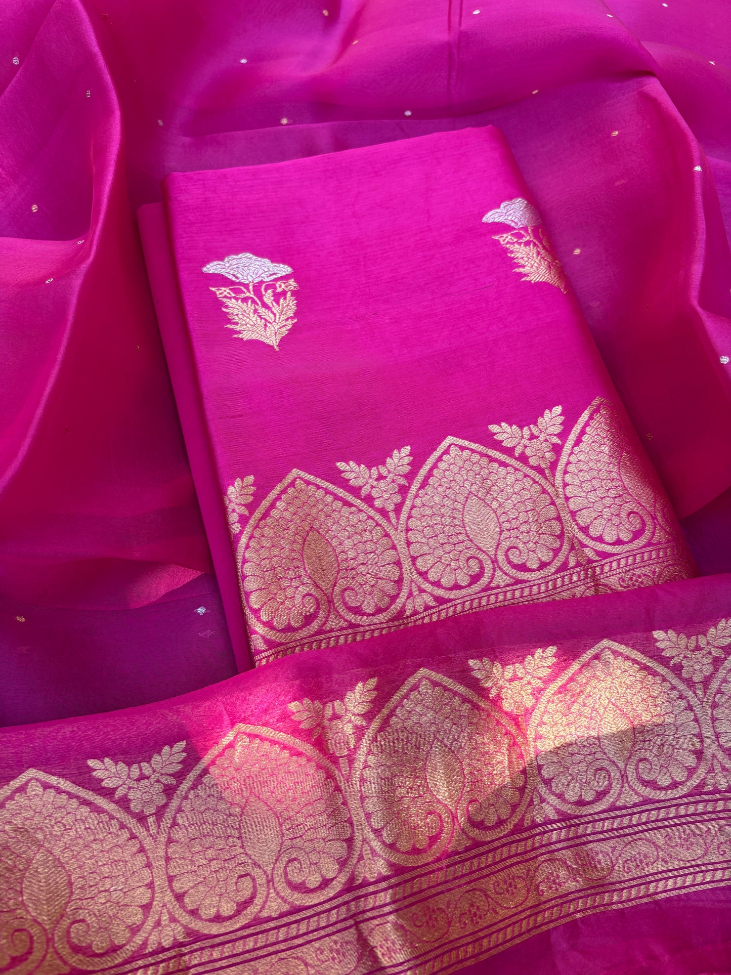 Pink Sona Roopa kurta, kora kadhwa dupatta, plain bottom