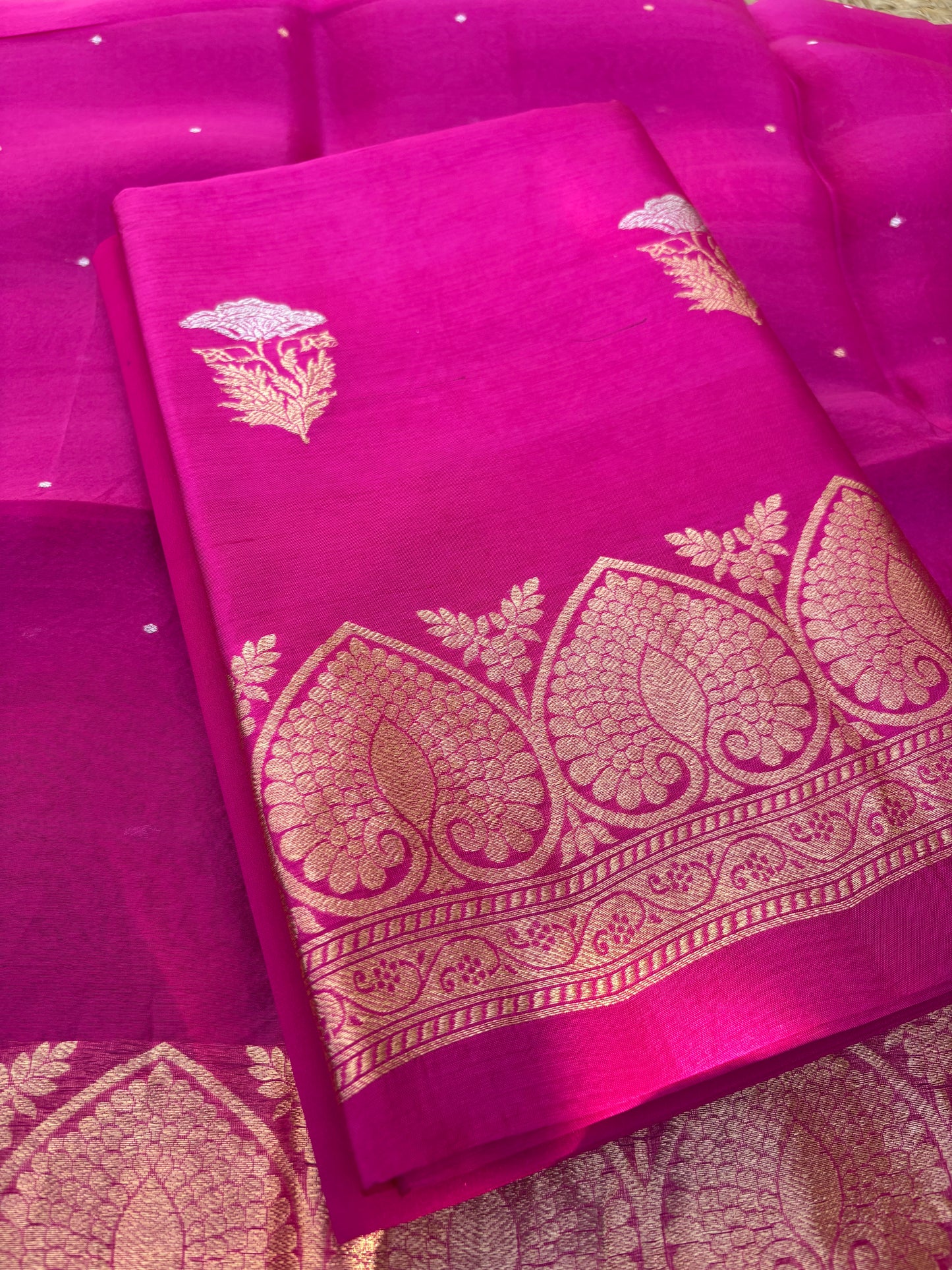 Pink Sona Roopa kurta, kora kadhwa dupatta, plain bottom