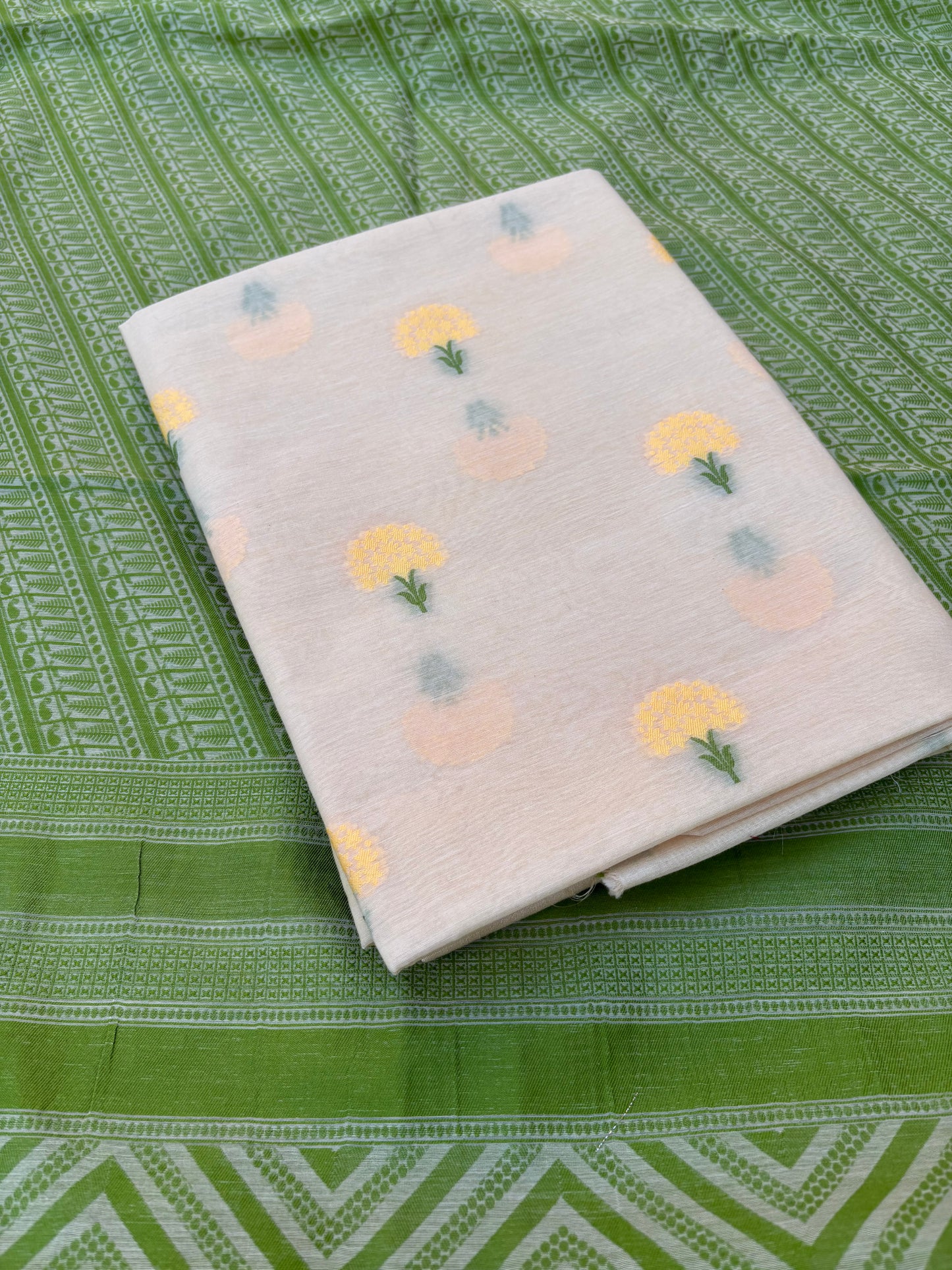 Flower weaving kurta, Resham weaving dupatta , plain bottom
