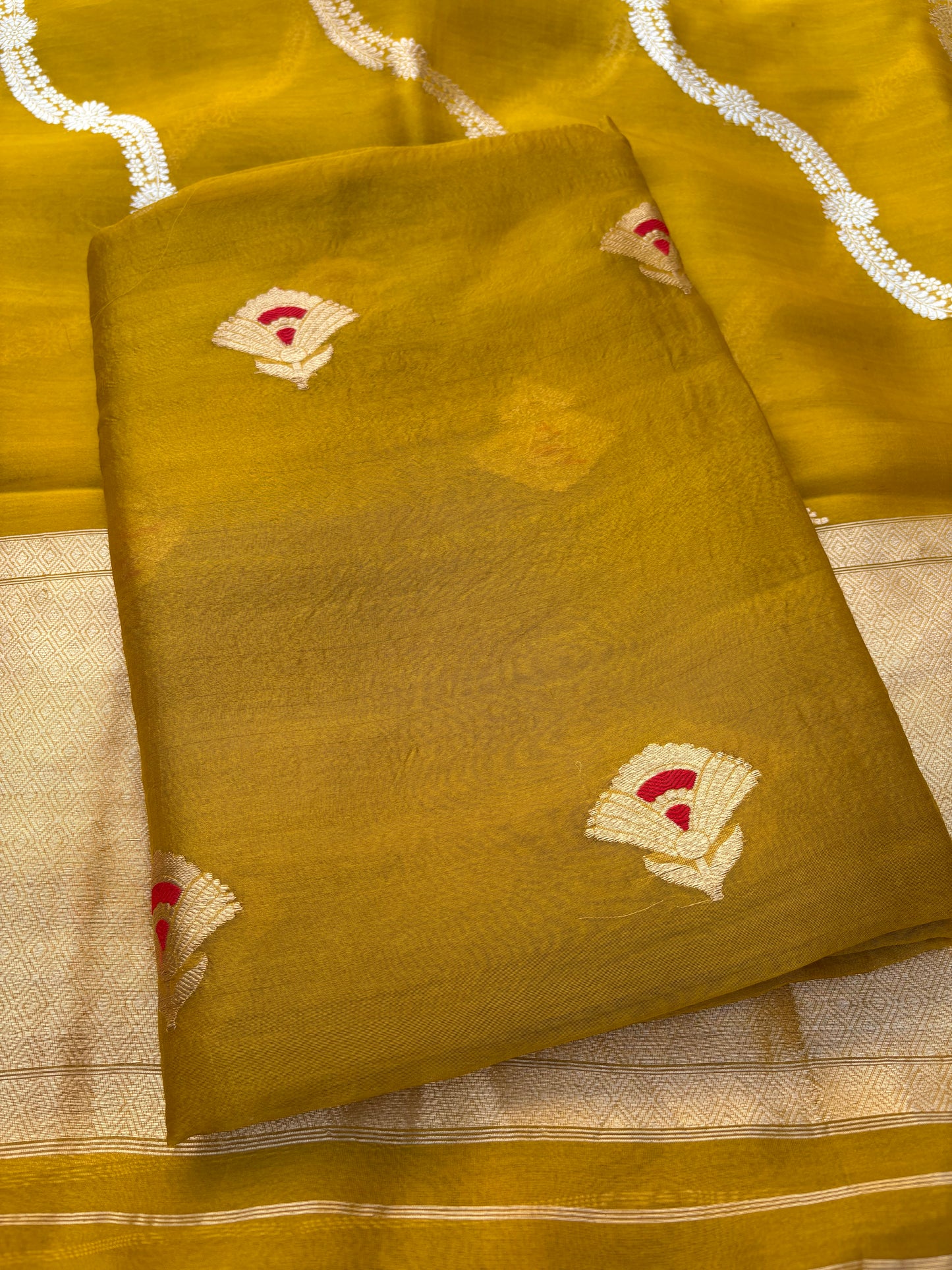 Green meendar kurta, kora kadhwa dupatta, plain silk bottom