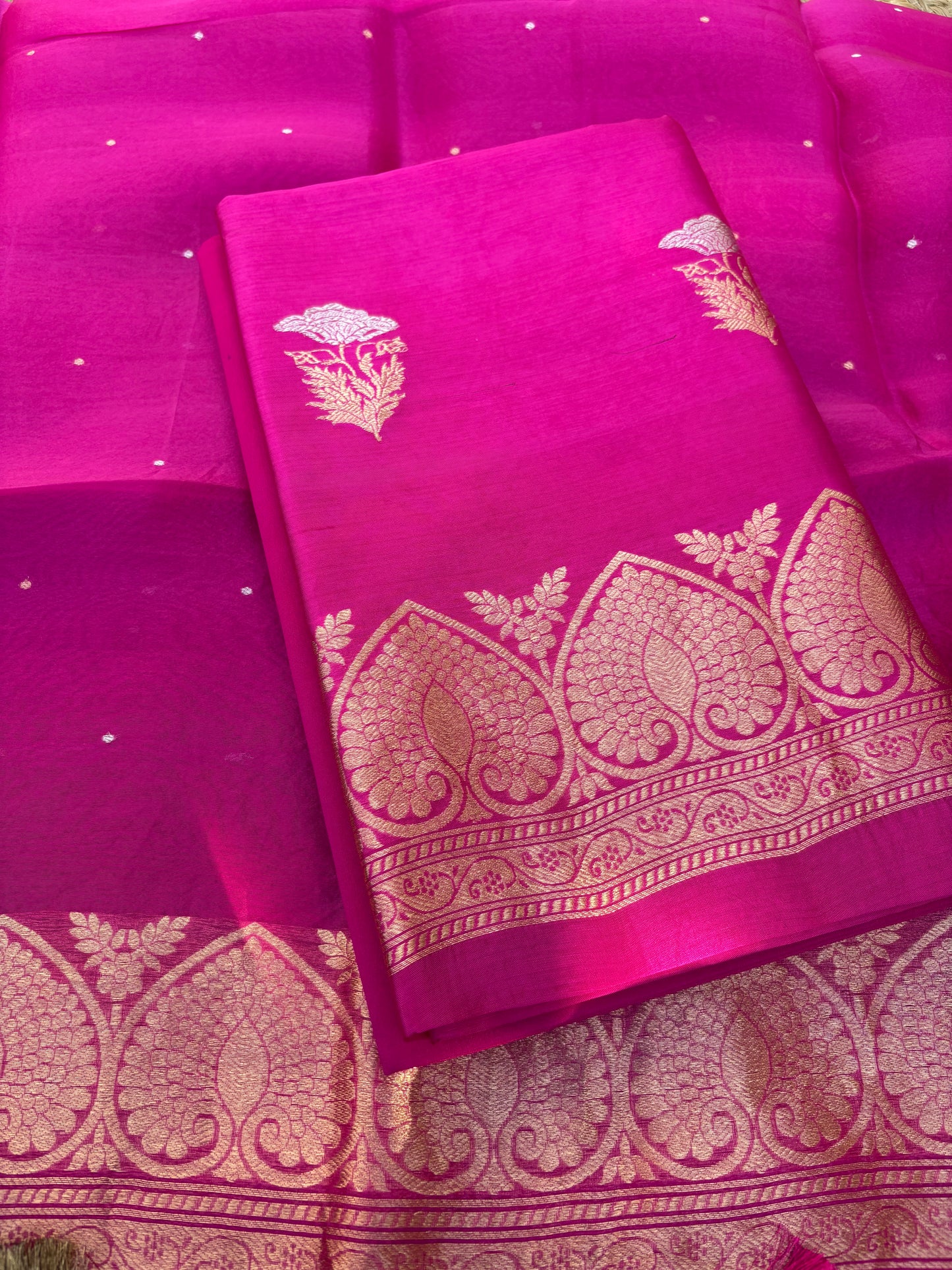 Pink Sona Roopa kurta, kora kadhwa dupatta, plain bottom