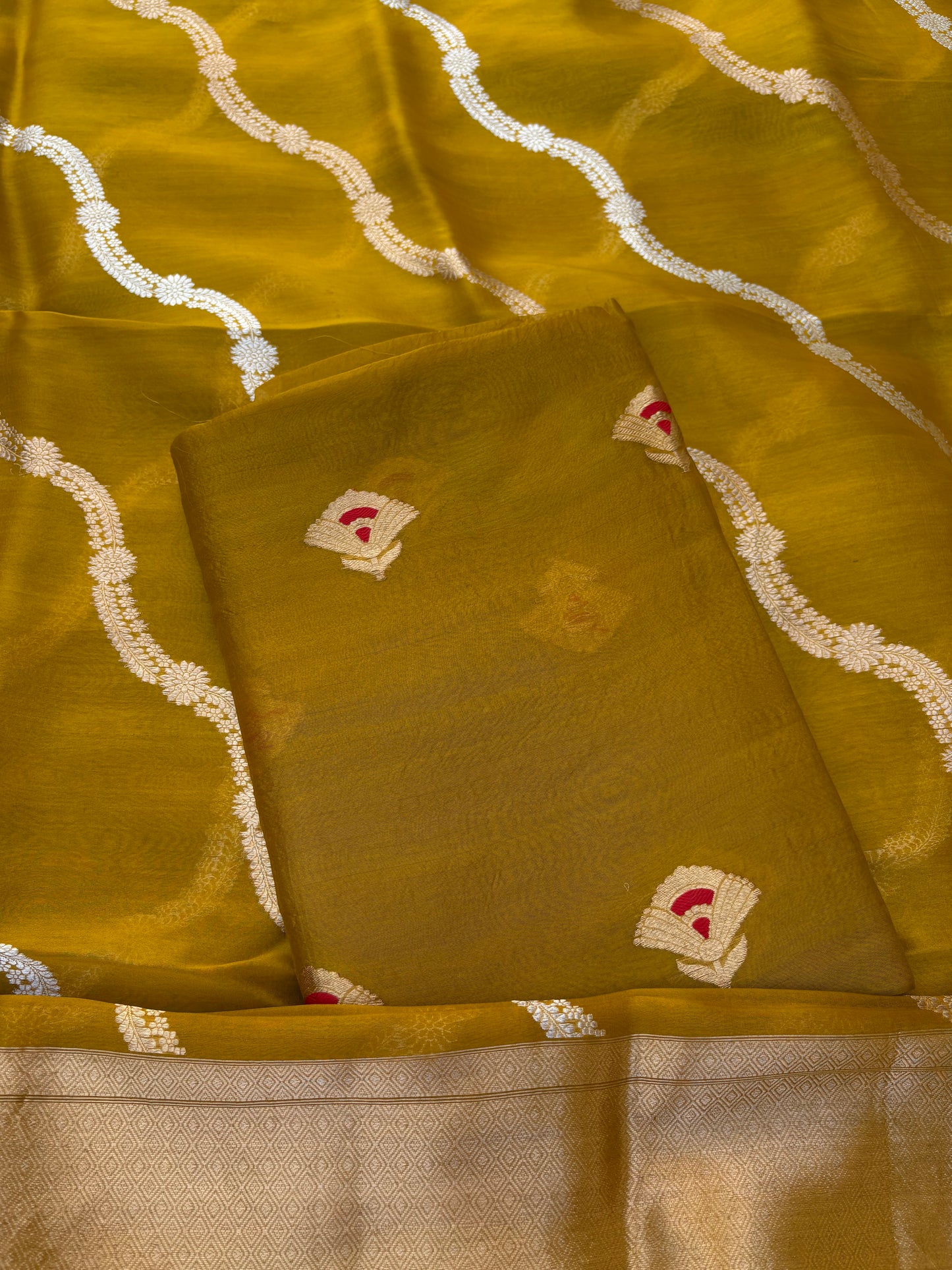 Green meendar kurta, kora kadhwa dupatta, plain silk bottom