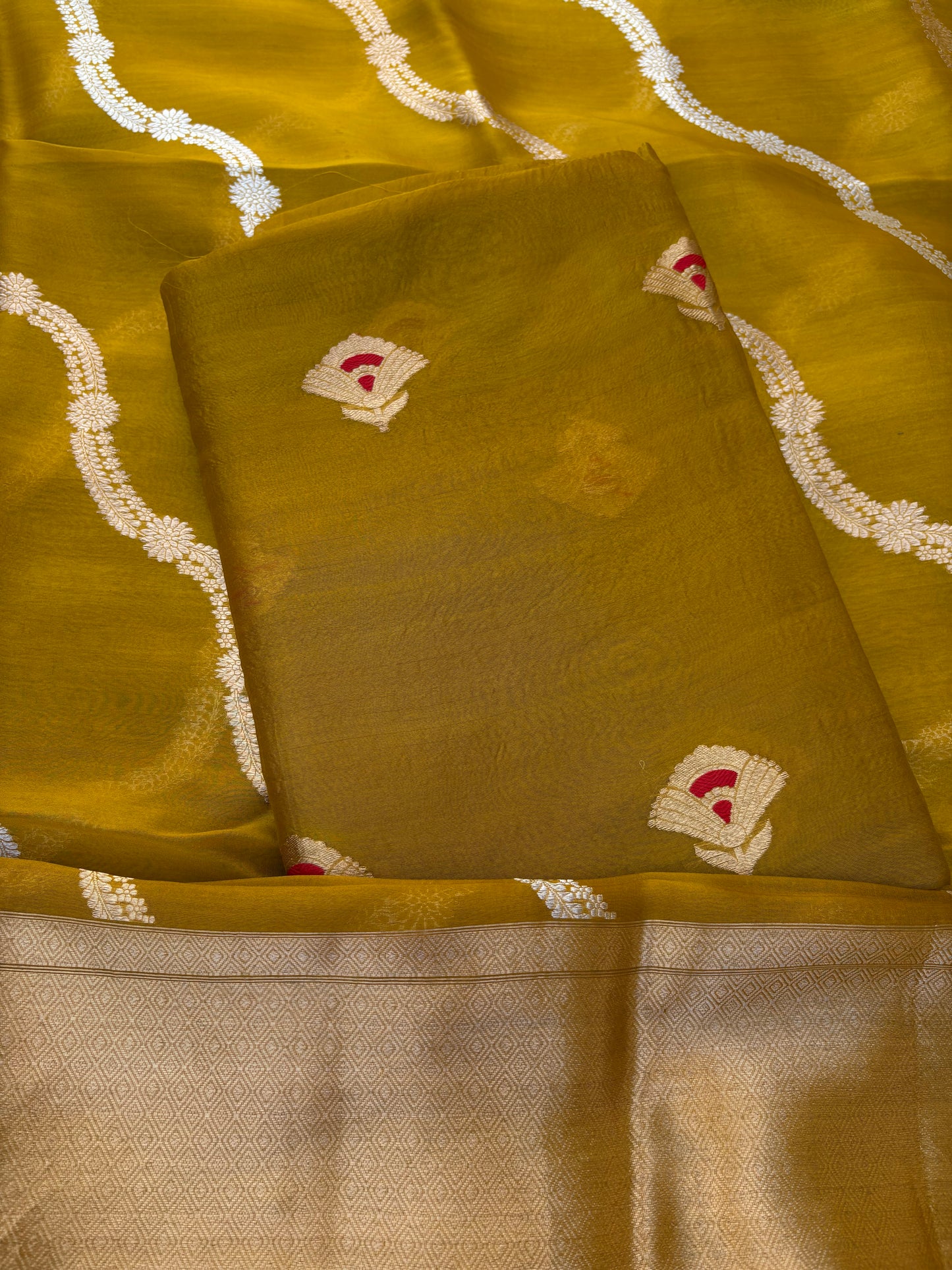Green meendar kurta, kora kadhwa dupatta, plain silk bottom