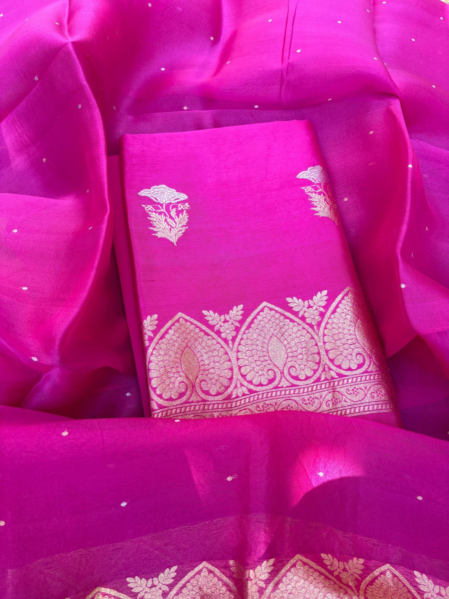 Pink Sona Roopa kurta, kora kadhwa dupatta, plain bottom