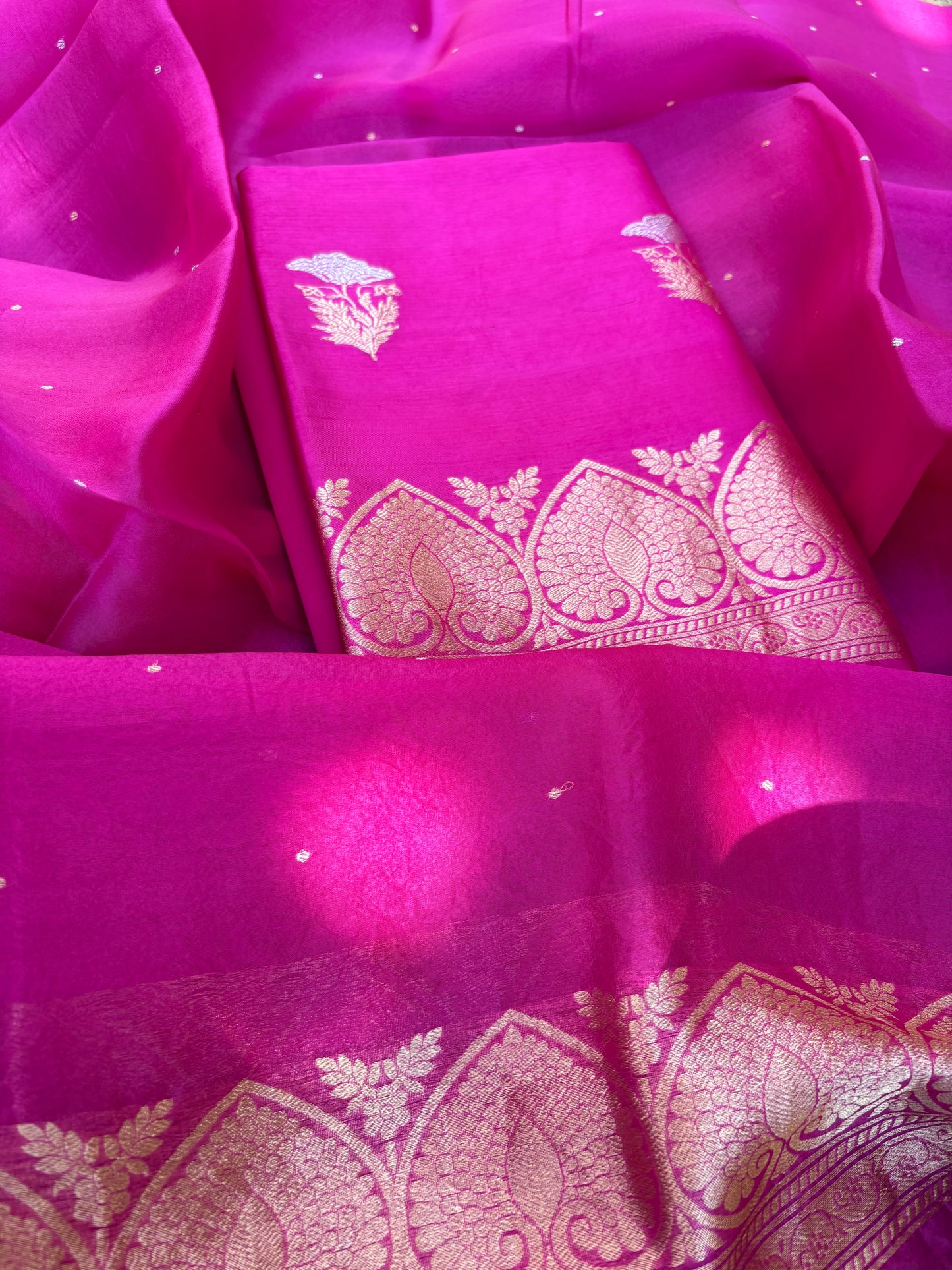 Pink Sona Roopa kurta, kora kadhwa dupatta, plain bottom