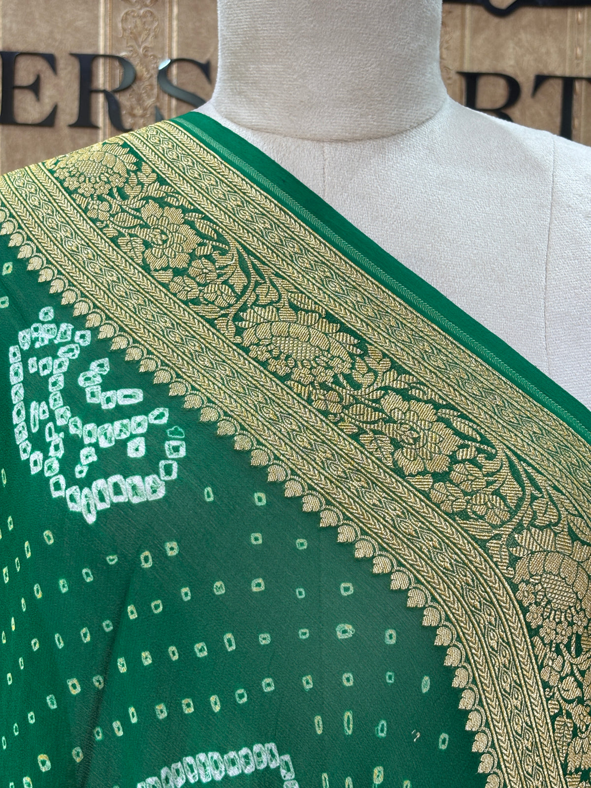 Green Khaddi georgette kadhwa border bandhani dupatta