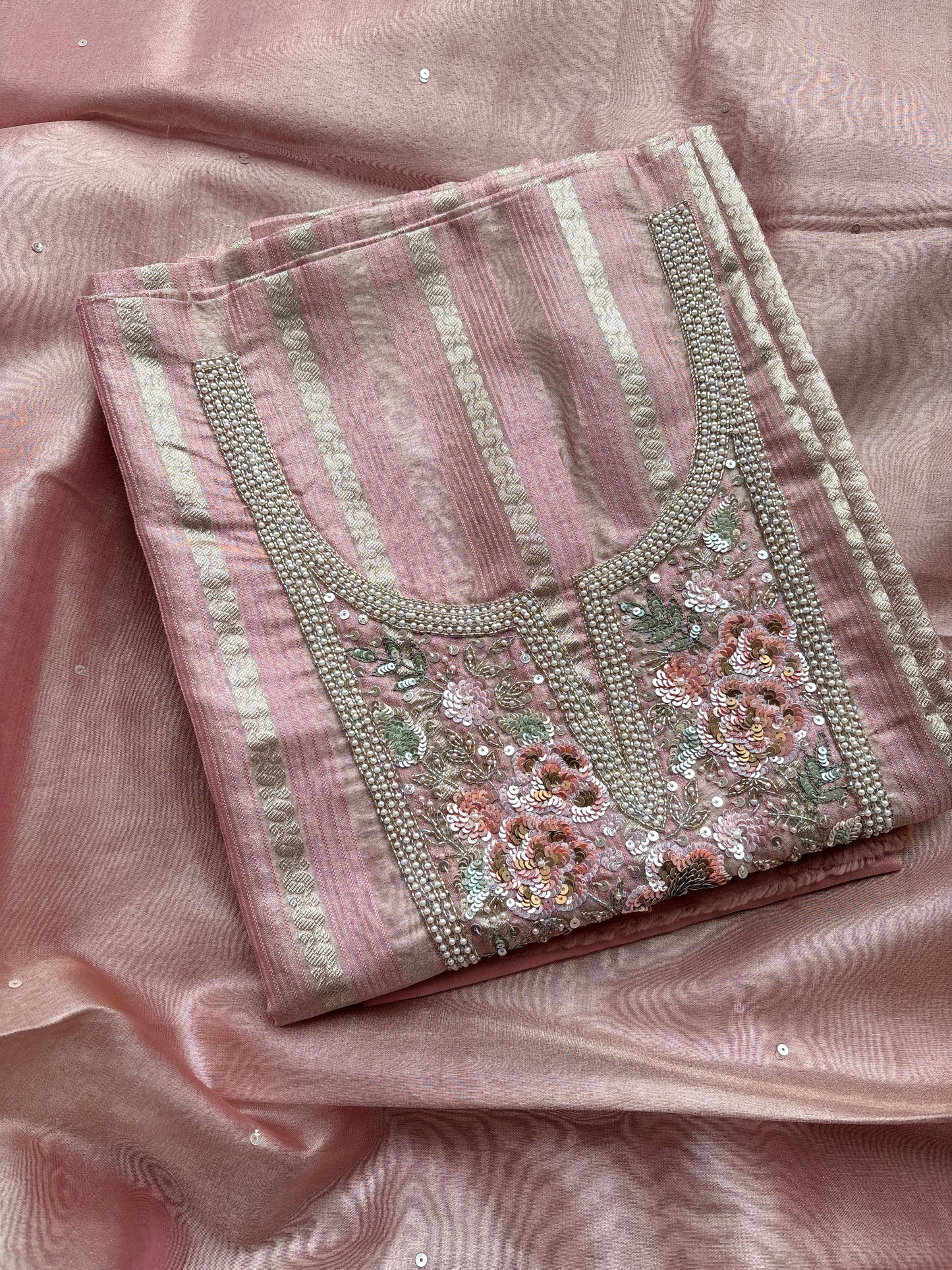 Pink pure tissue suit with embroidered suit set