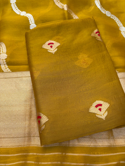 Green meendar kurta, kora kadhwa dupatta, plain silk bottom