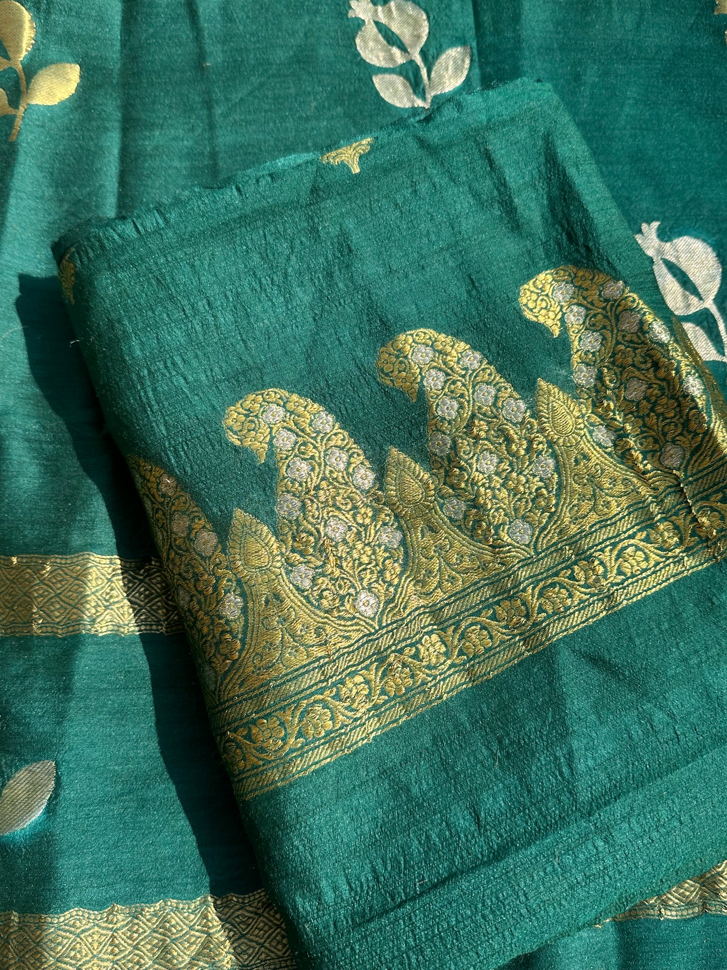 Green moonga silk meendar suit set.