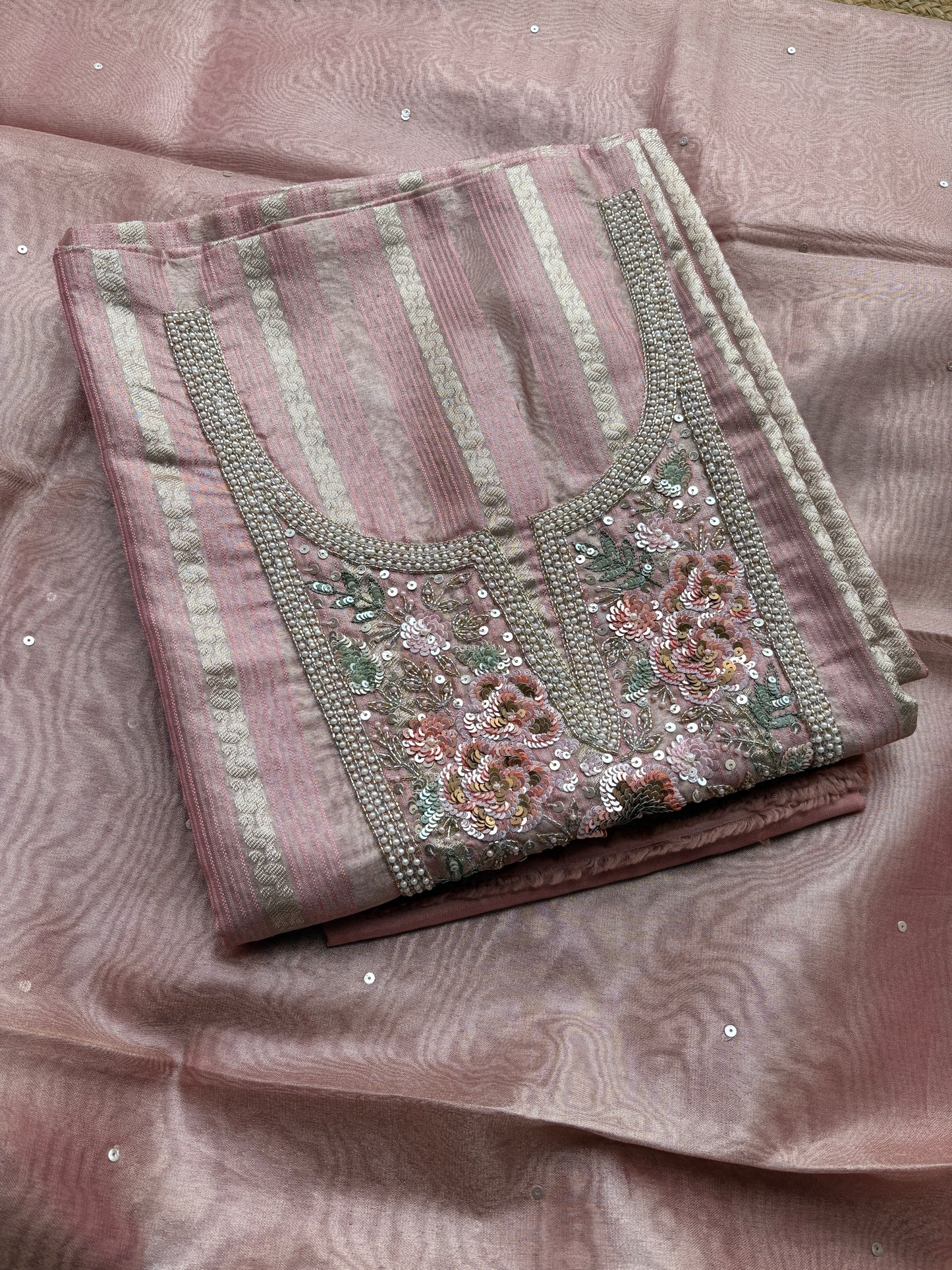 Pink pure tissue suit with embroidered suit set