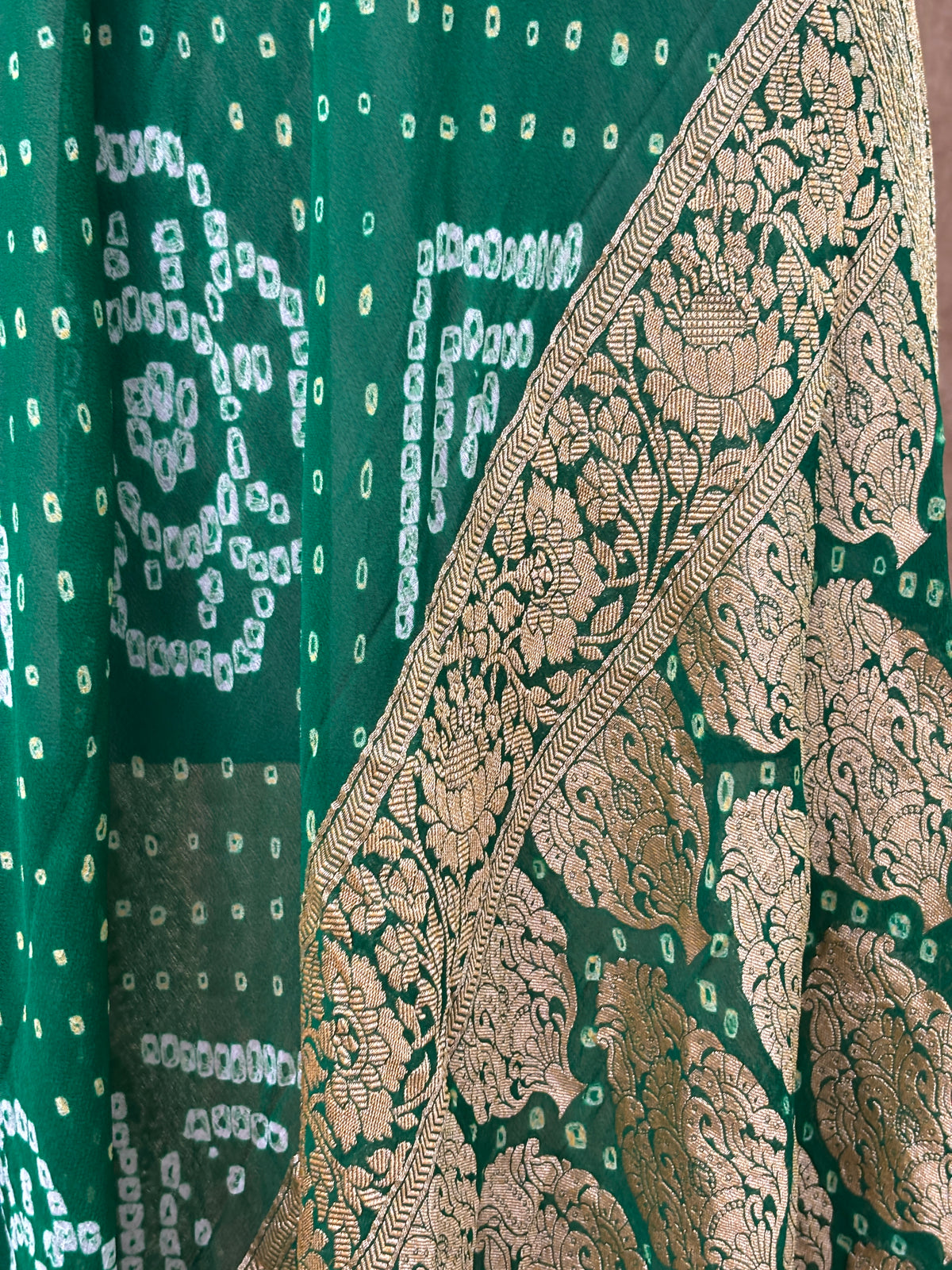 Green Khaddi georgette kadhwa border bandhani dupatta