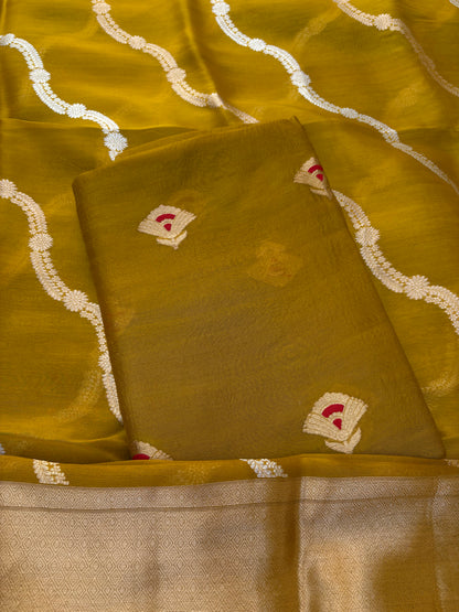 Green meendar kurta, kora kadhwa dupatta, plain silk bottom