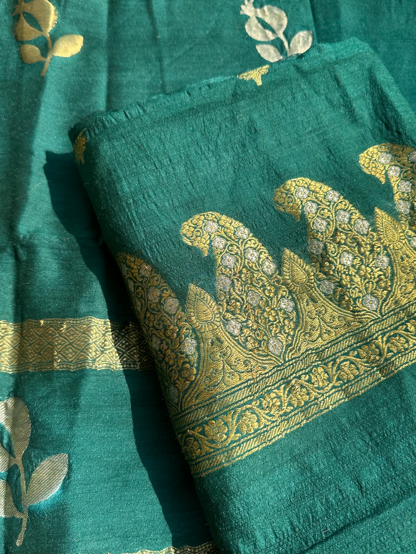 Green moonga silk meendar suit set.