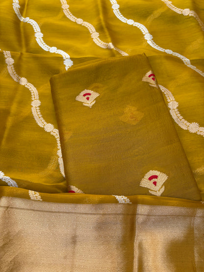 Green meendar kurta, kora kadhwa dupatta, plain silk bottom