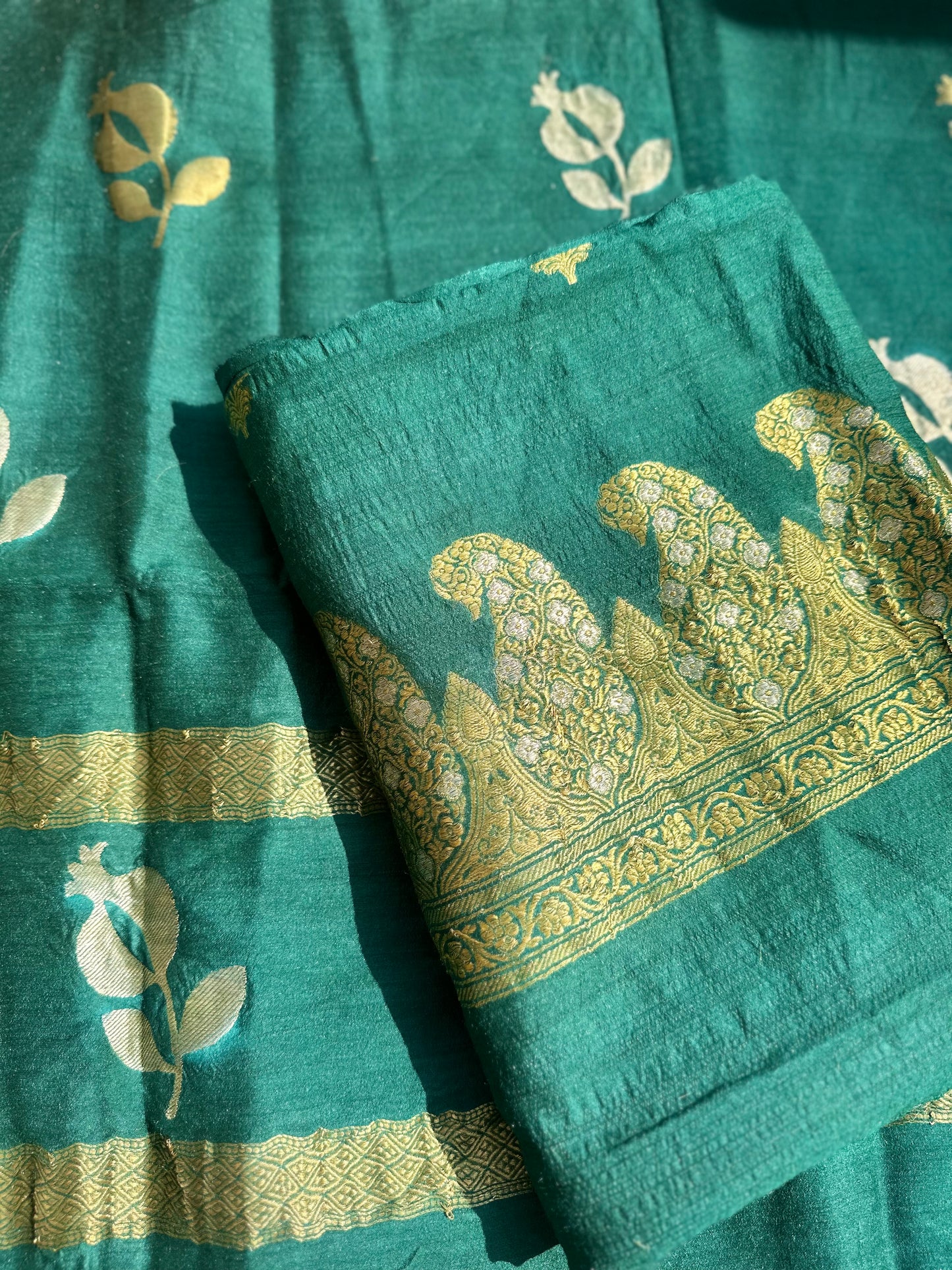 Green moonga silk meendar suit set.