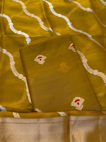 Green meendar kurta, kora kadhwa dupatta, plain silk bottom