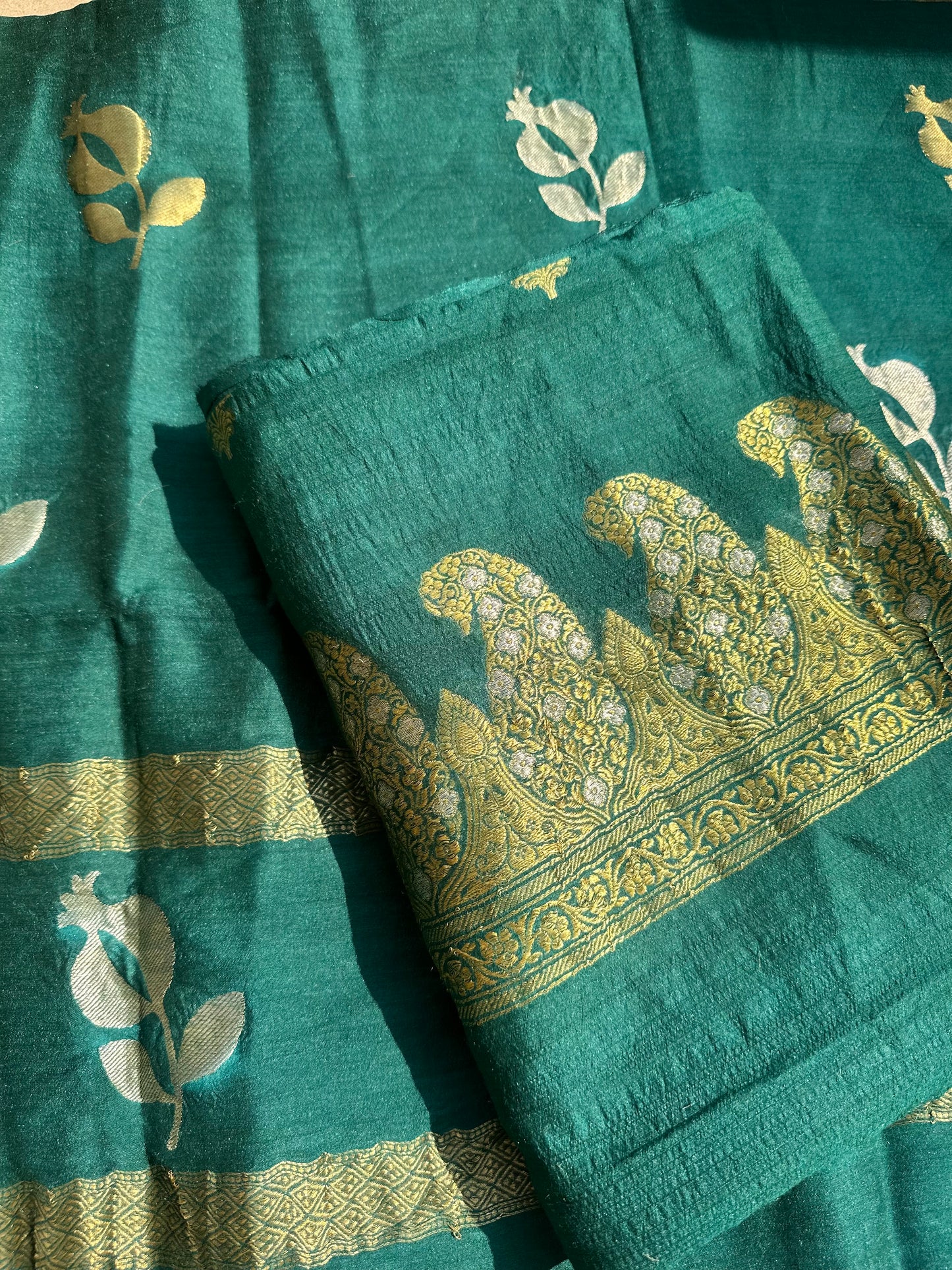 Green moonga silk meendar suit set.