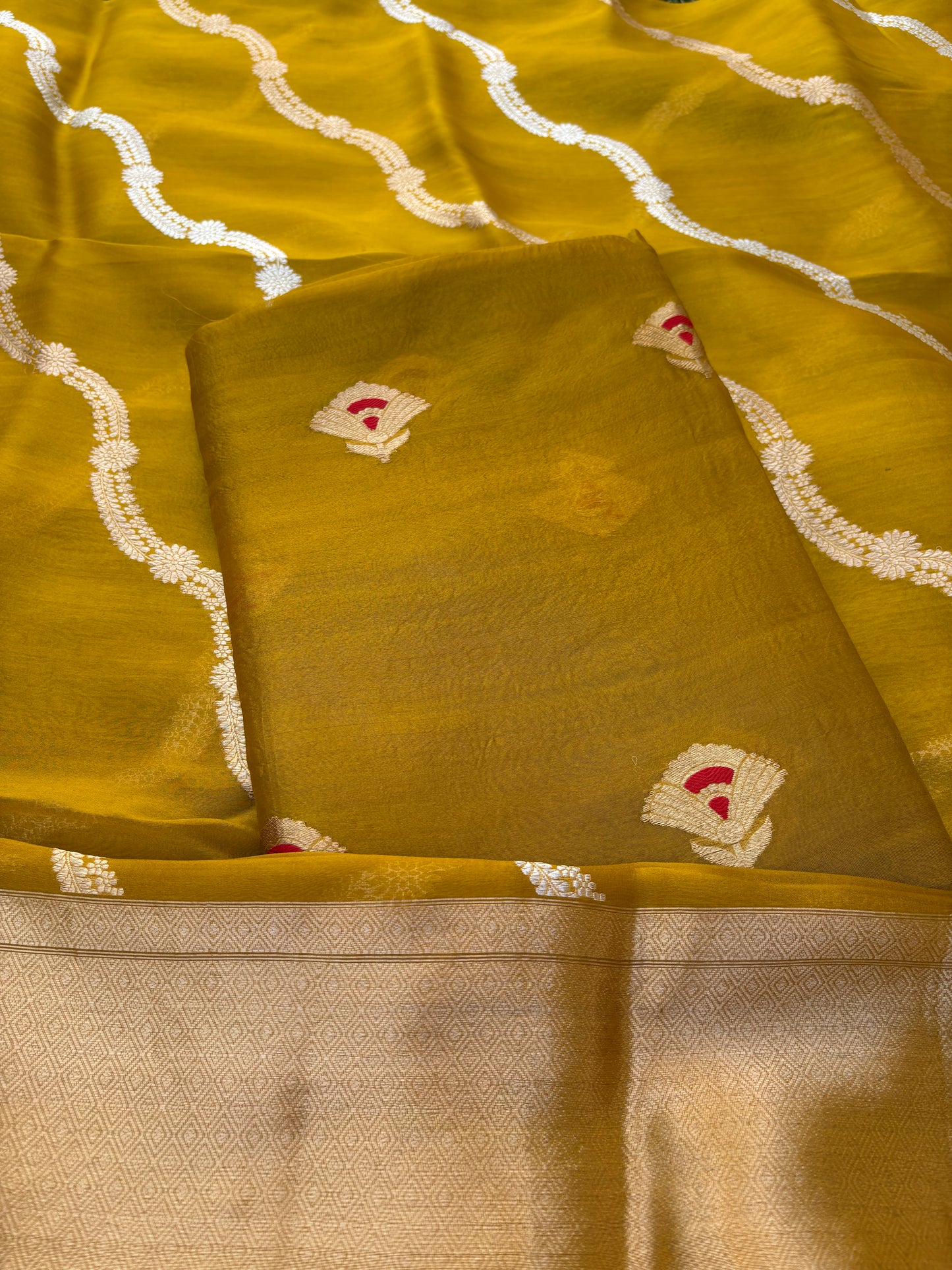 Green meendar kurta, kora kadhwa dupatta, plain silk bottom