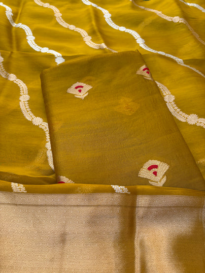 Green meendar kurta, kora kadhwa dupatta, plain silk bottom